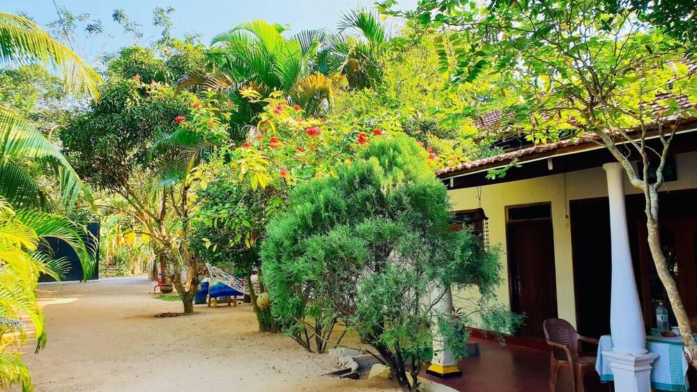 Wonderland Mirissa Lucky Guest Home