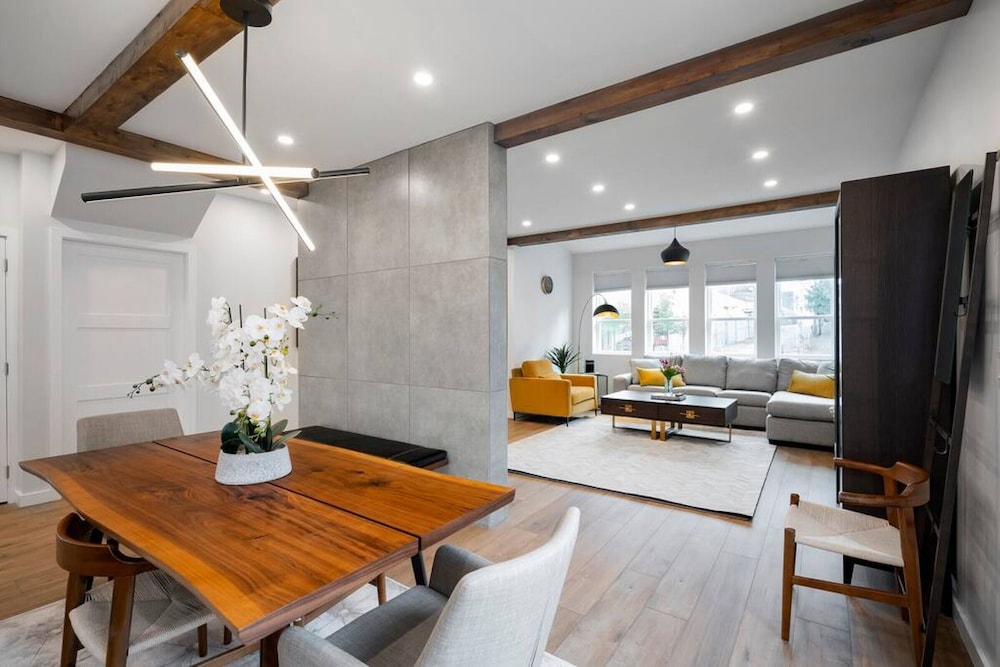 Mclean Stunning 3 Bdrm Reno - Few Blocks off Commercial