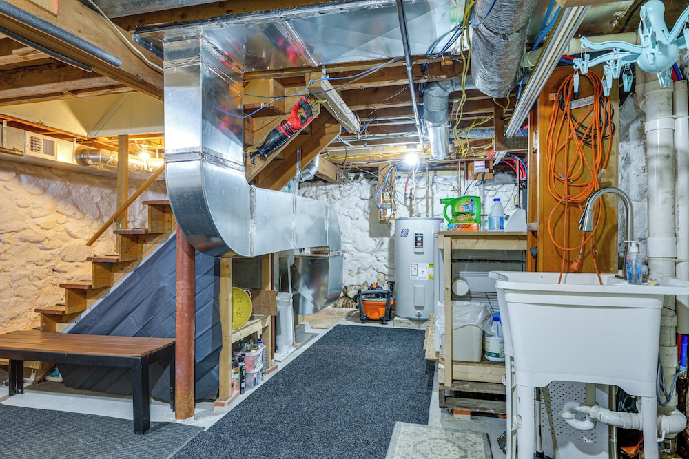 2 Mi to Mt Snow: Warm & Cozy Family Winter Retreat