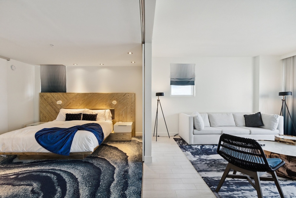 Luxury Suite W Pool/gym In The W Residences 2 Bedroom Condo by RedAwning view 2