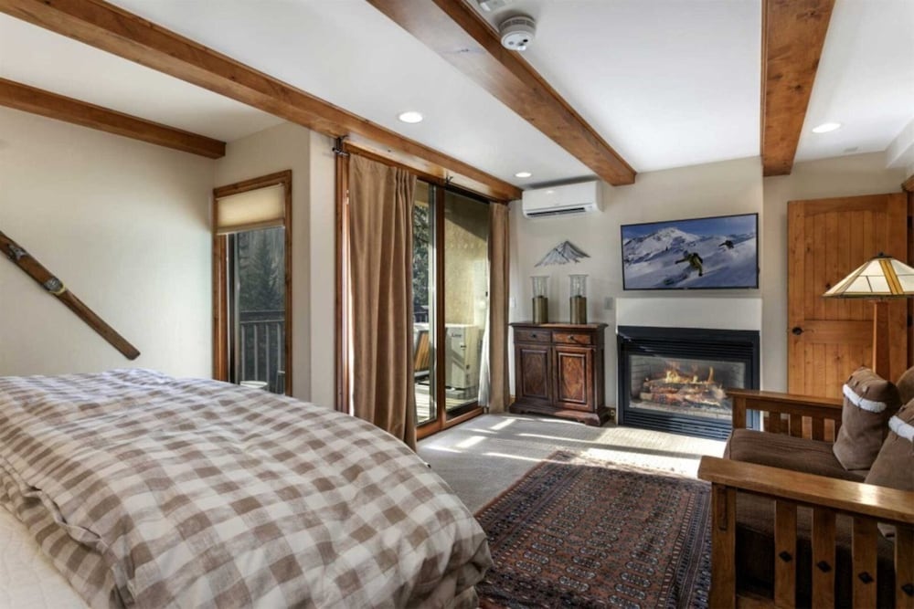 Centrally Located 3 BR in Lionshead Village w/ Pool, Walk to Lift!