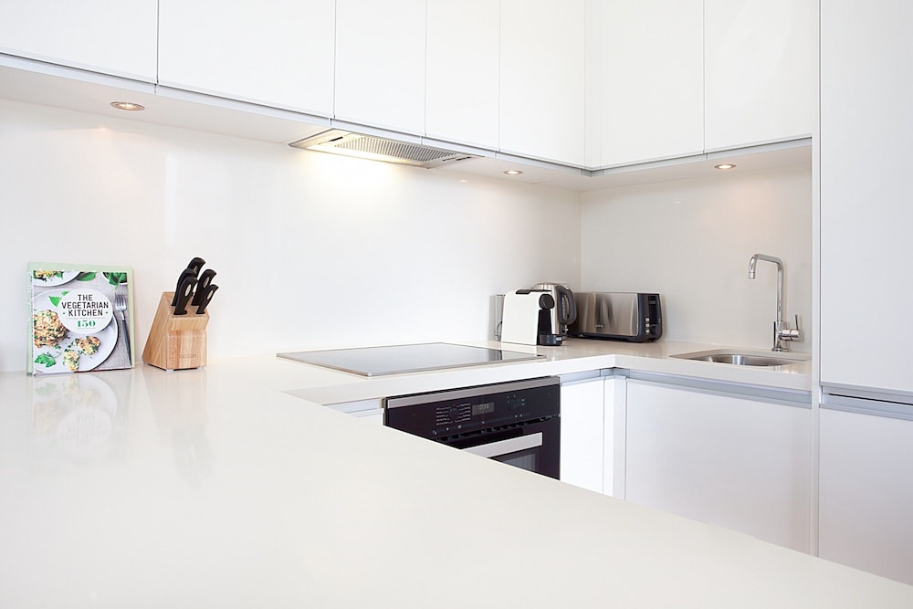 Spacious Studio With Balcony in Inner-city Glebe