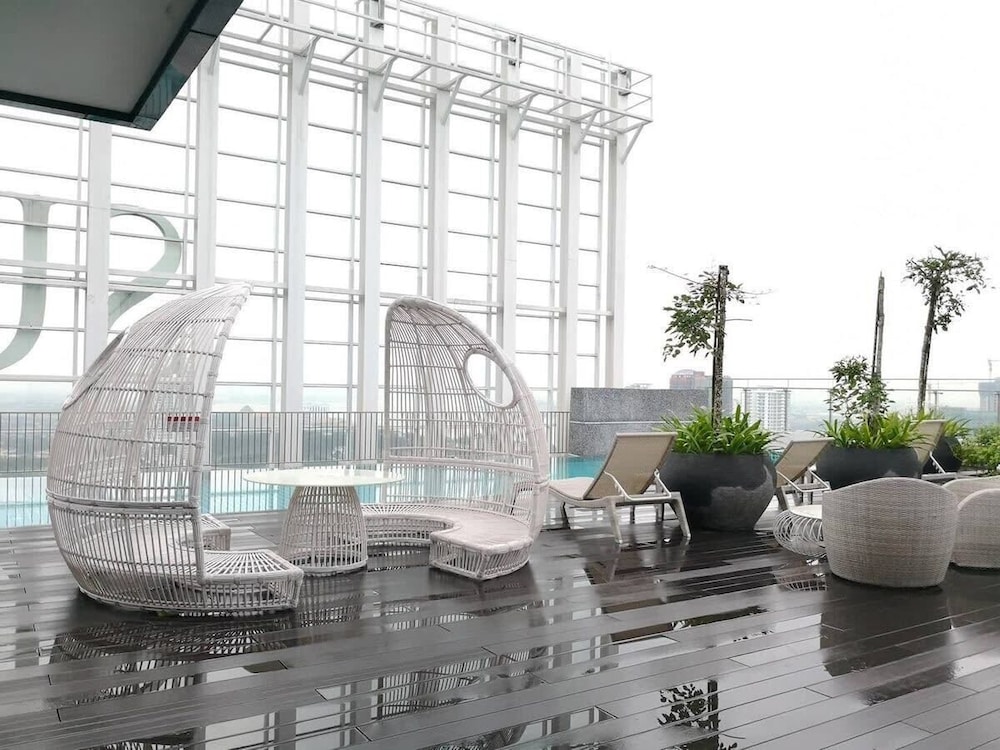 A Spacious, High-floor Suite Next to Komtar Jbcc