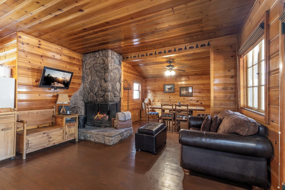 True Big Bear Lake Cabin with jacuzzi