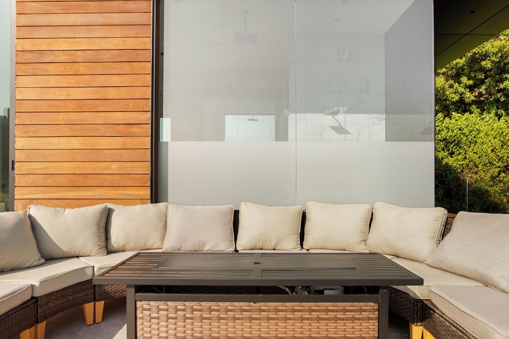 Belfast Estate - Mid-century Meets Modern - Luxe Poolside Villa