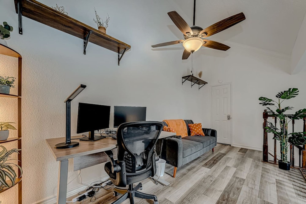 Upscale 1BR Condo in Med Center