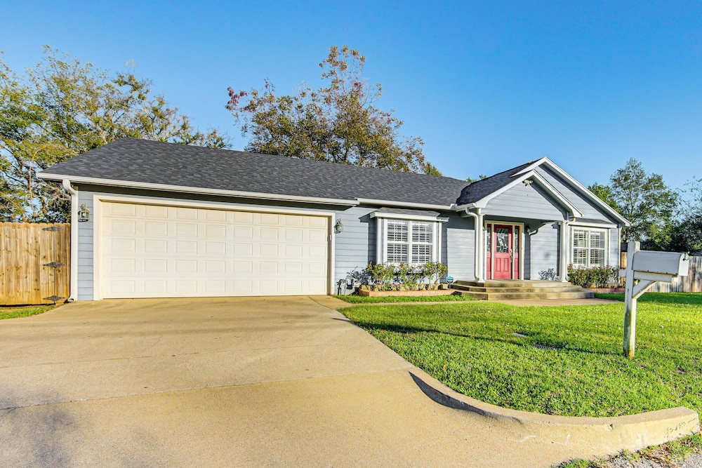 3 Mi to Downtown Tyler: Home w/ Fenced Yard!