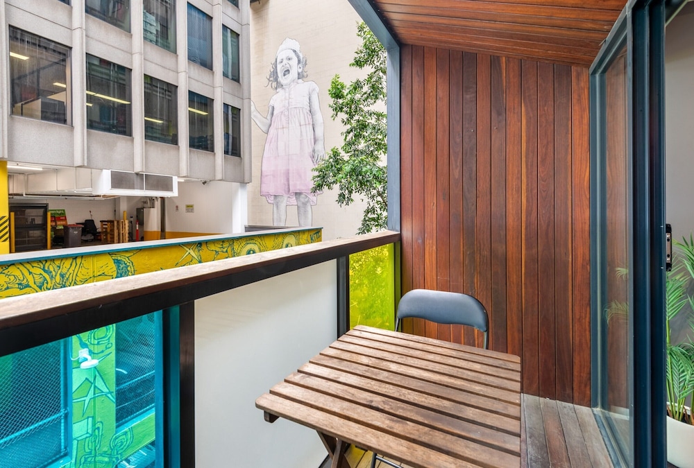 Sleek & Central 2-bed Apartment in Melbourne