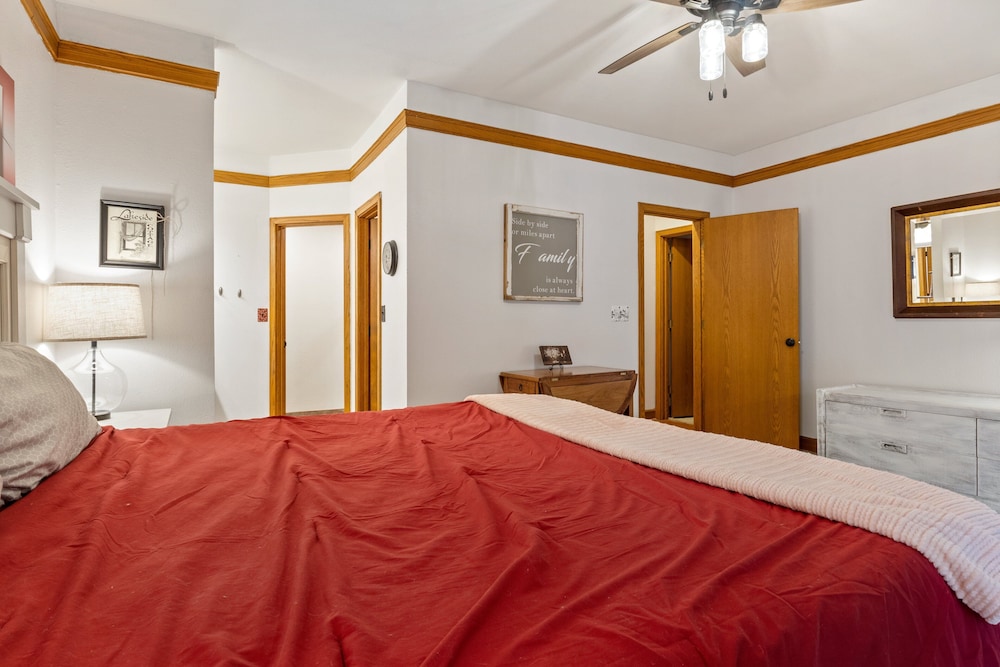Stunning Lake Views, Pools, Wildlife, Pet-friendly