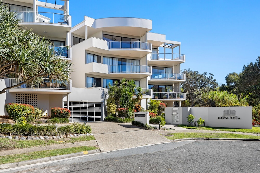 Pristine 2-bed Apartment With Pool and Balcony