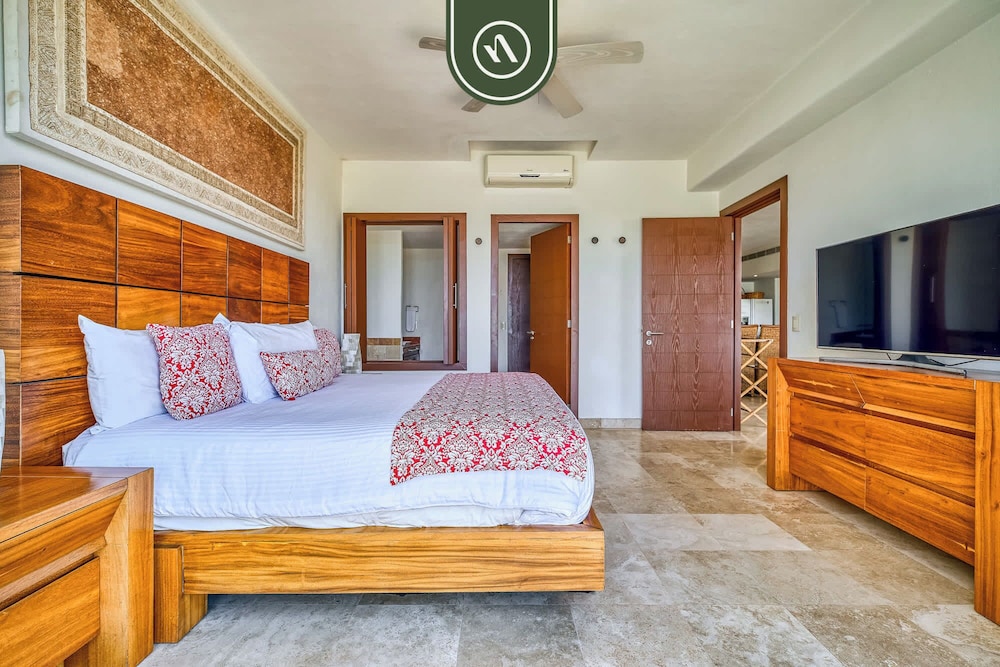 Oceanfront 3BR Condo With Beach Club - Pool