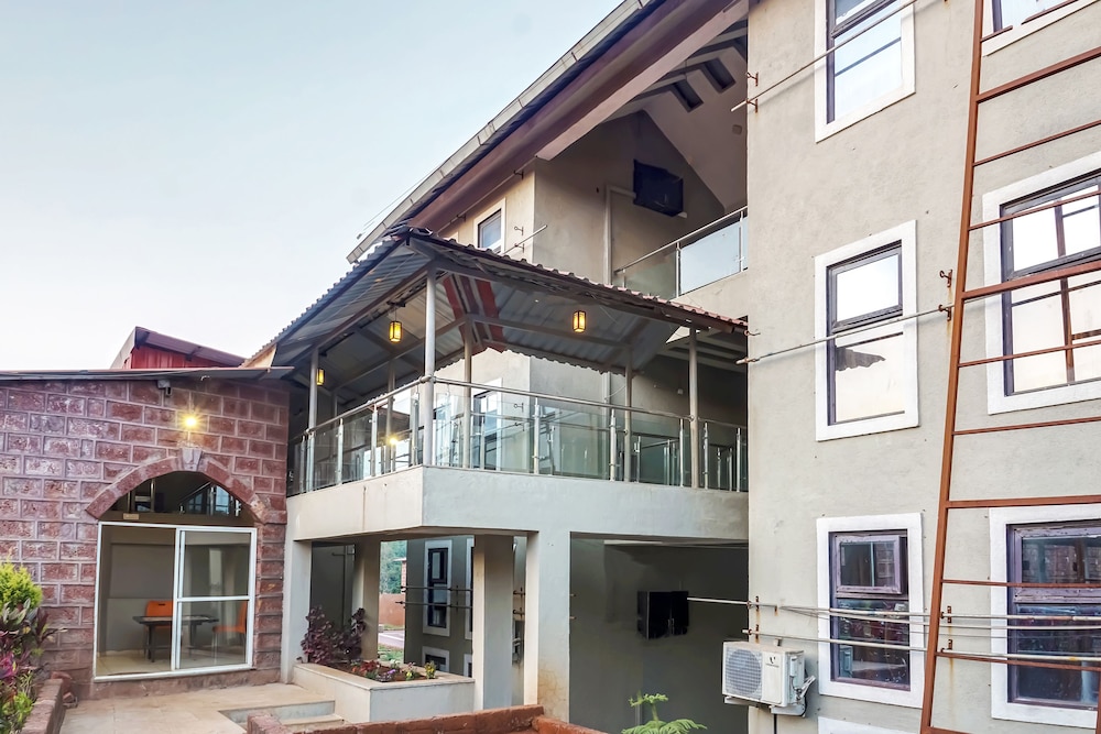 OYO 11898 Hotel Vhyomaan