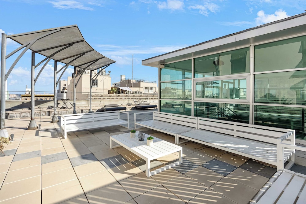 Skyline Lofts by Avantstay: a Multi-level Industrial-chic Retreat in Dtla With Rooftop Views, Soaring Ceilings & Steps to Dining, Music & Culture