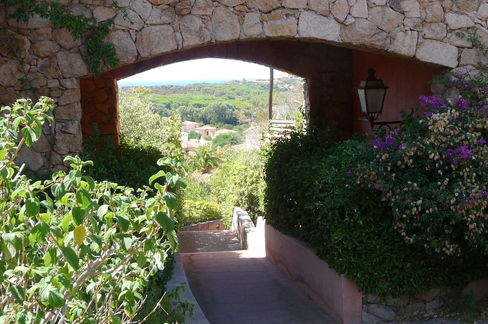Sea View Apartment, Only 6 Mins Walk To Beach photo 4