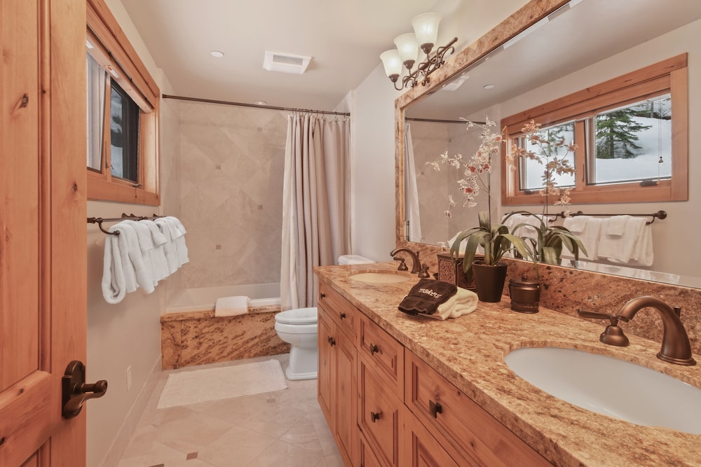 Lake Tahoe Vacations - Wulf's Lodge at Squaw Valley - Property Image 33