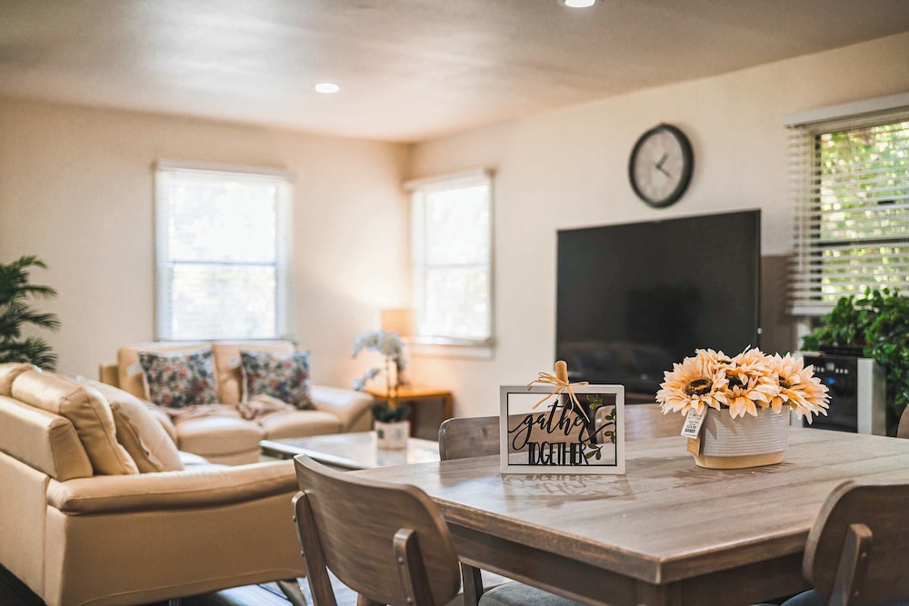Not Affected by the Fire/spacious Retreat w/ Large Kitchen & Outdoor Patio