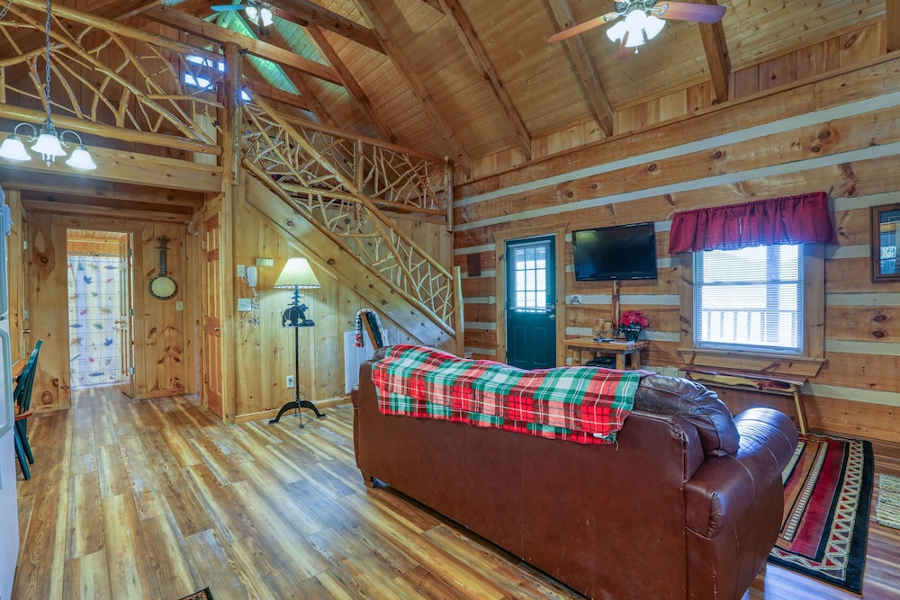 Bear Pause - 2 Bedrooms, 2 Baths, Sleeps 6 Cabin by RedAwning