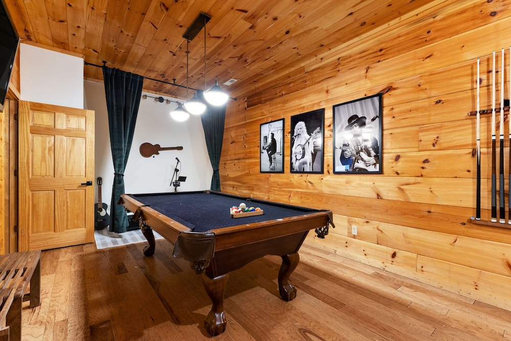 Riverbend Redesigned Cabin Hot Tub Firepit Billiards Mins to Pigeon Forge