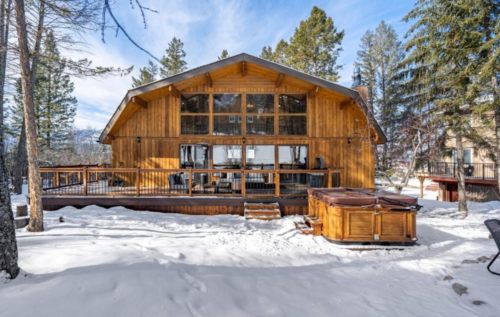 The Matterhorn No Service Fees Hottub Fire Pit