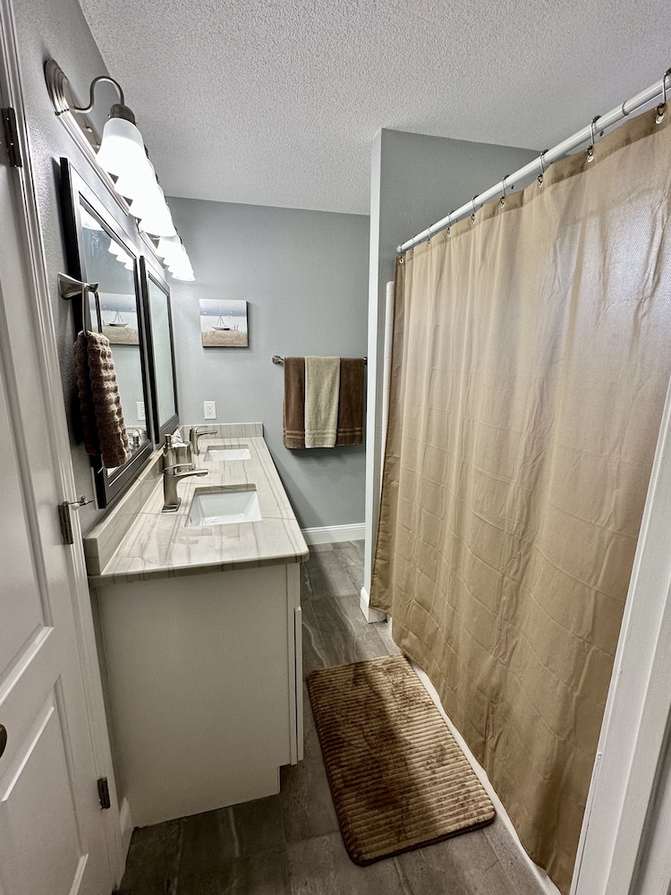 Coastal Cottage 5 Bedroom Home by Redawning