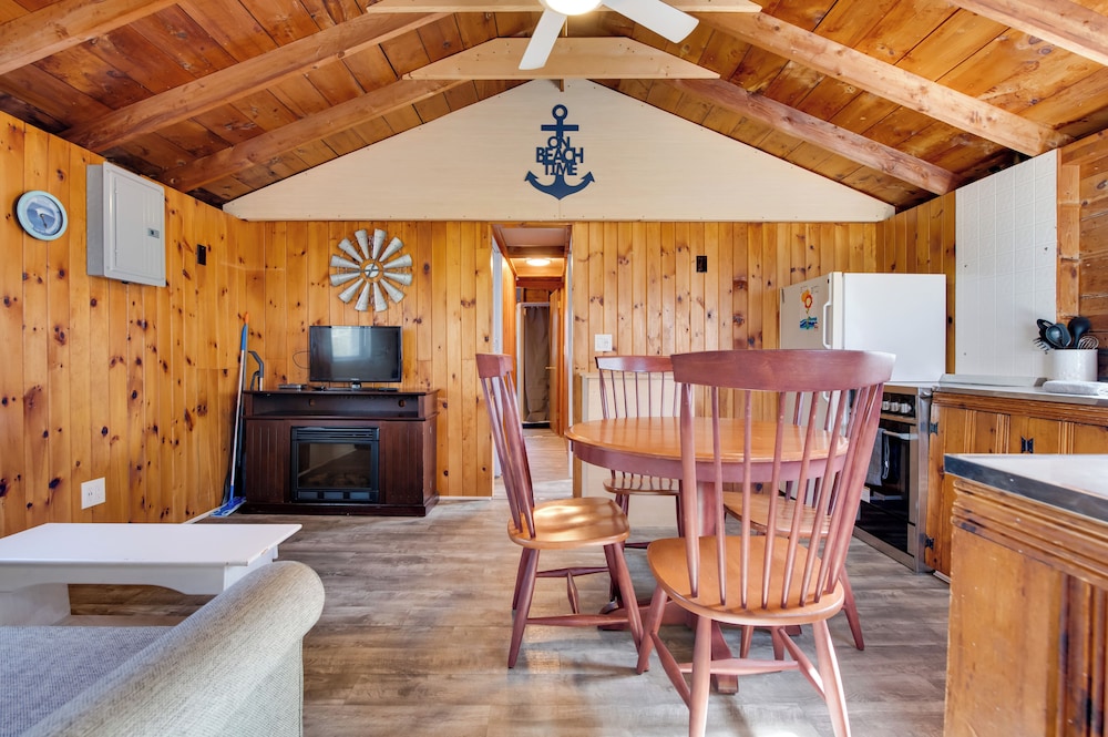 Walk to Long Sands Beach: Cottage w/ Fire Pits!