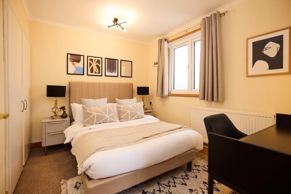 The Enfield Place - Elegant 4bdr House With Garden view 5