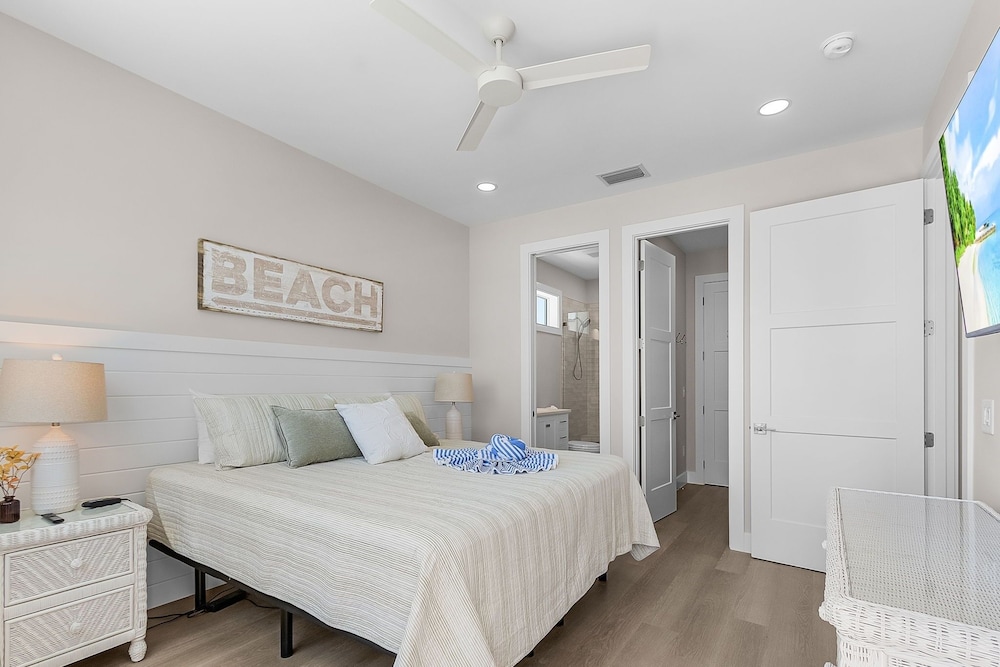 319 Bay & Beach Blessings: Pool Home W/ Water Views! 4 Bedroom Home