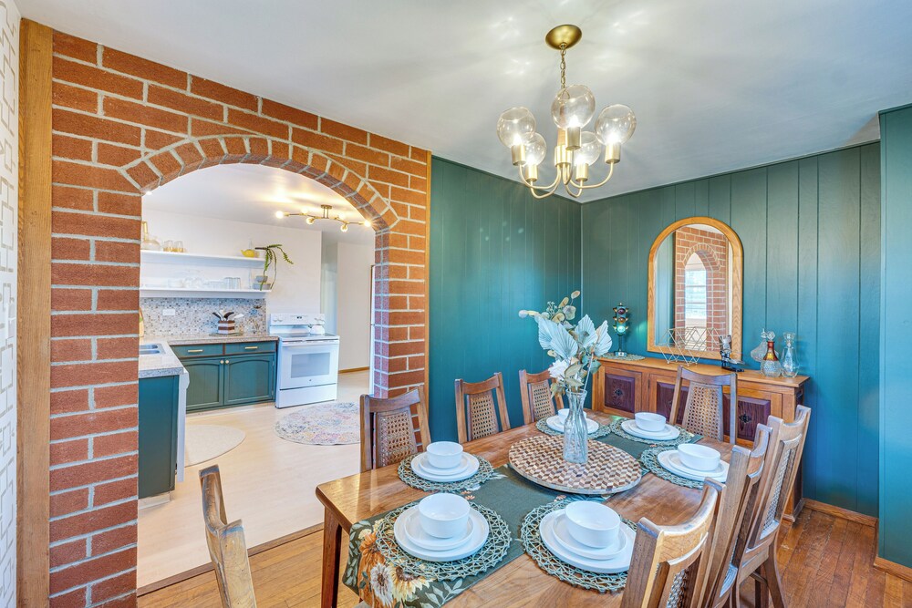 Charming Gardiner Home w/ Yard & Sunroom