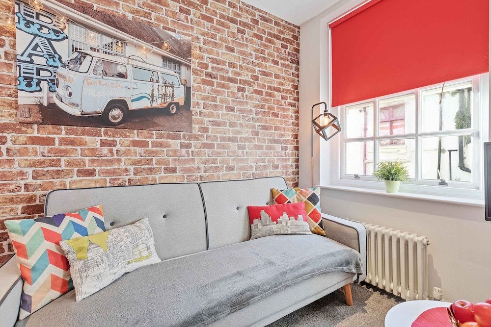 Majestic Mews Apartment with Free Parking | By My Getaways