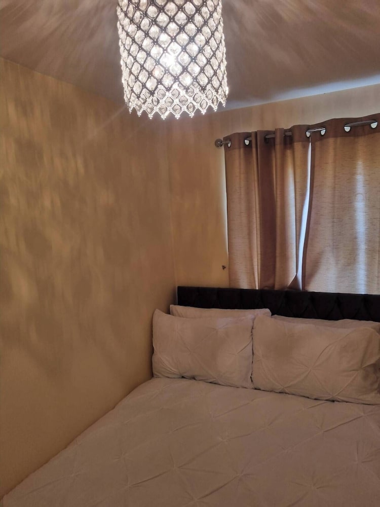 3 Bed House - Sleeps 6 - Parking - Wifi