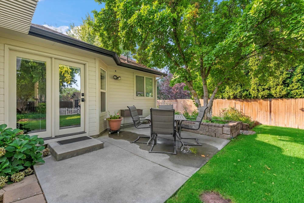 Cozy 5BR w Fire Pit BBQ Near Topgolf Fun