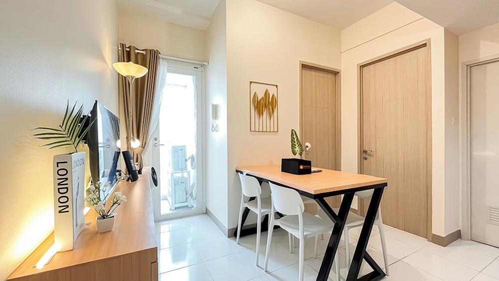White Toned Style 2Br Tokyo Riverside Pik 2 Apartment