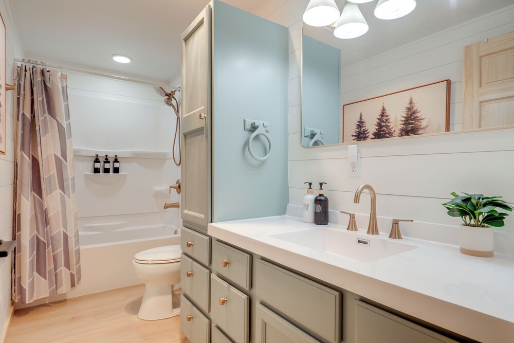 Snowmobile Trail On-site: Cozy Post Lake Retreat