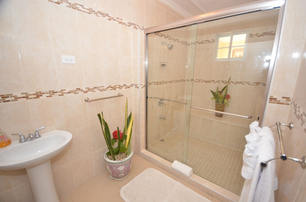 Summerhill, 8BR by Jamaican Treasures