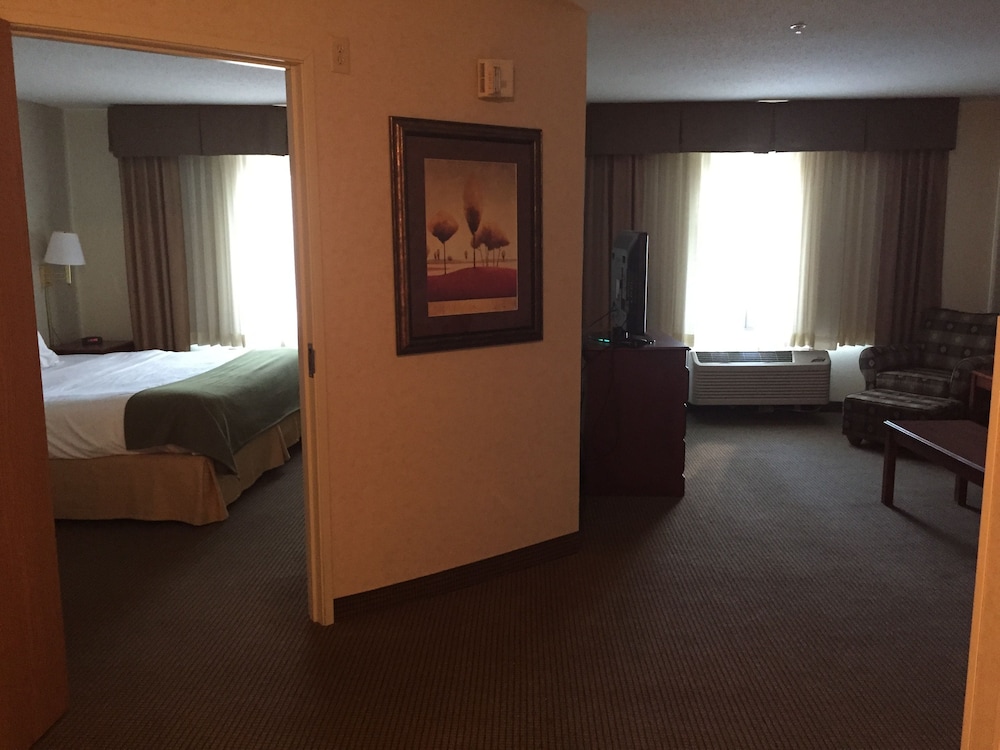 Emporia Vacations - Comfort Inn  Suites - Property Image 29