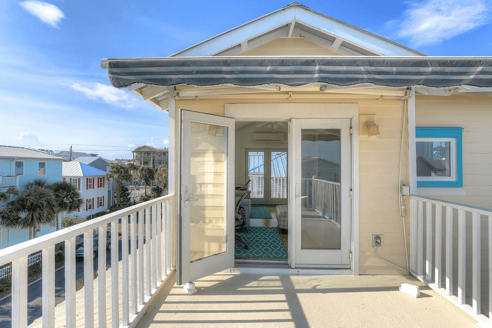 Holiday House by Avantstay Oceanview Steps to Beach