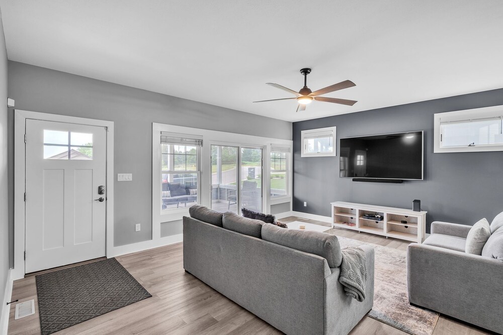 Pet-friendly Getaway With Golf & Private Patio Retreat 4 Bedroom Home