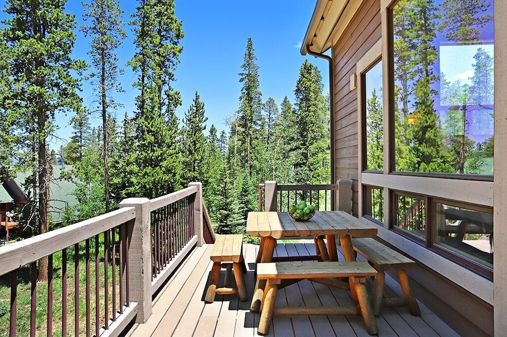 Lone Hand Lodge 4 Bedroom Home by RedAwning