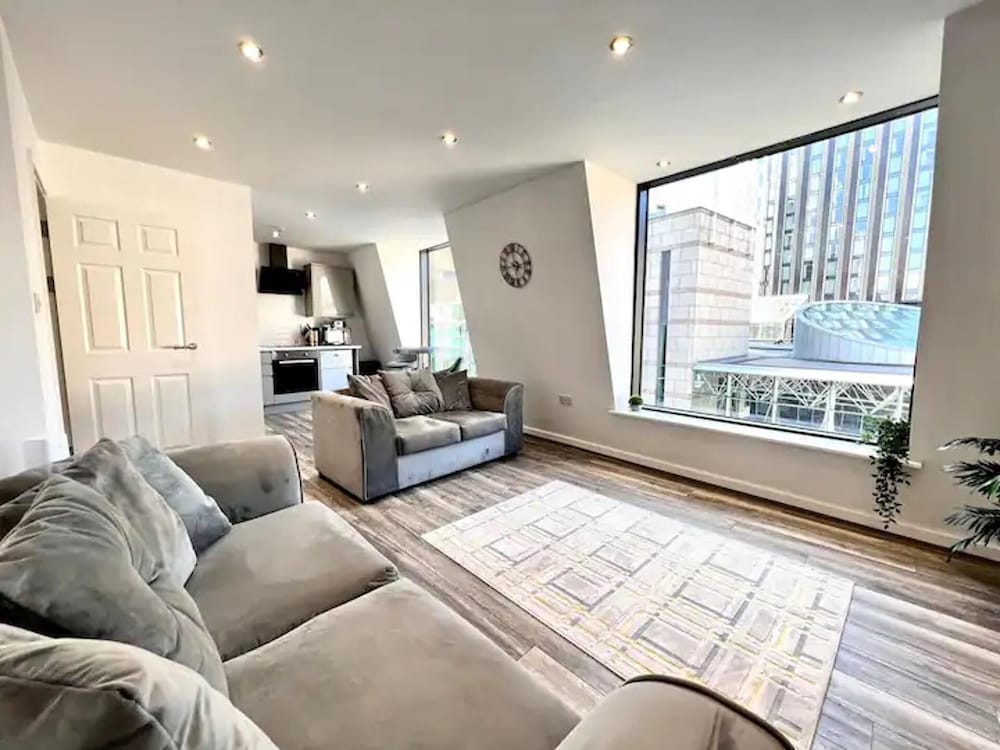Remarkable 2-bed Apartment in Liverpool view 5