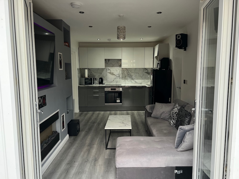 Private 1 Bedroom Apartment - Edinburgh - Sleeps 2