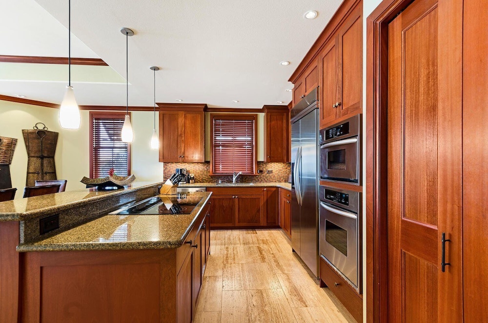 Hawaiian Unit Nearby Beaches, Restaurants, & Shopping - Vrkcv