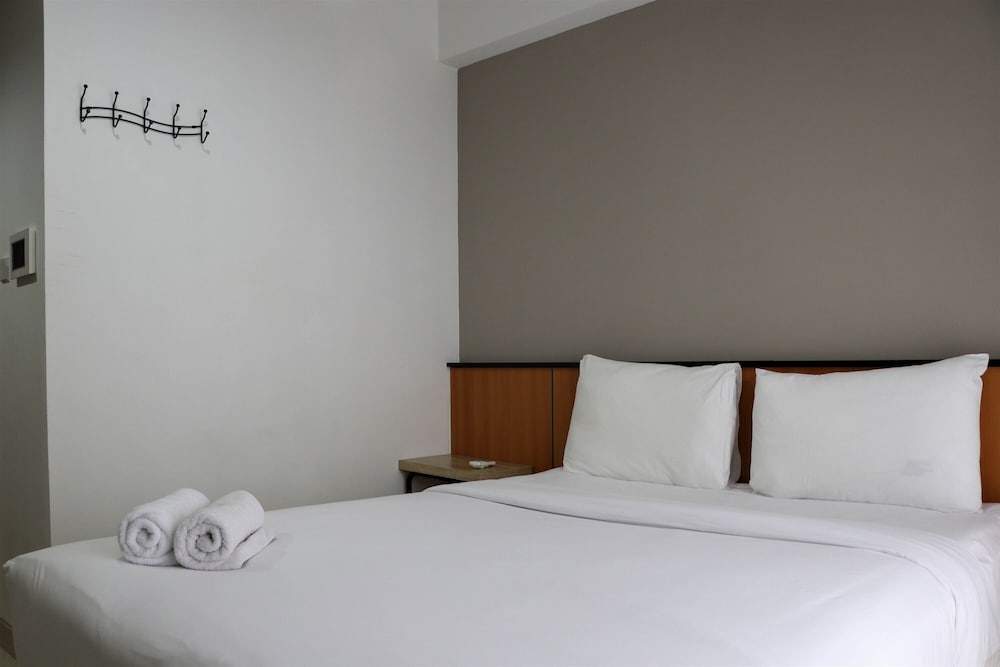 Fancy And Nice Studio Room At West Vista Apartment