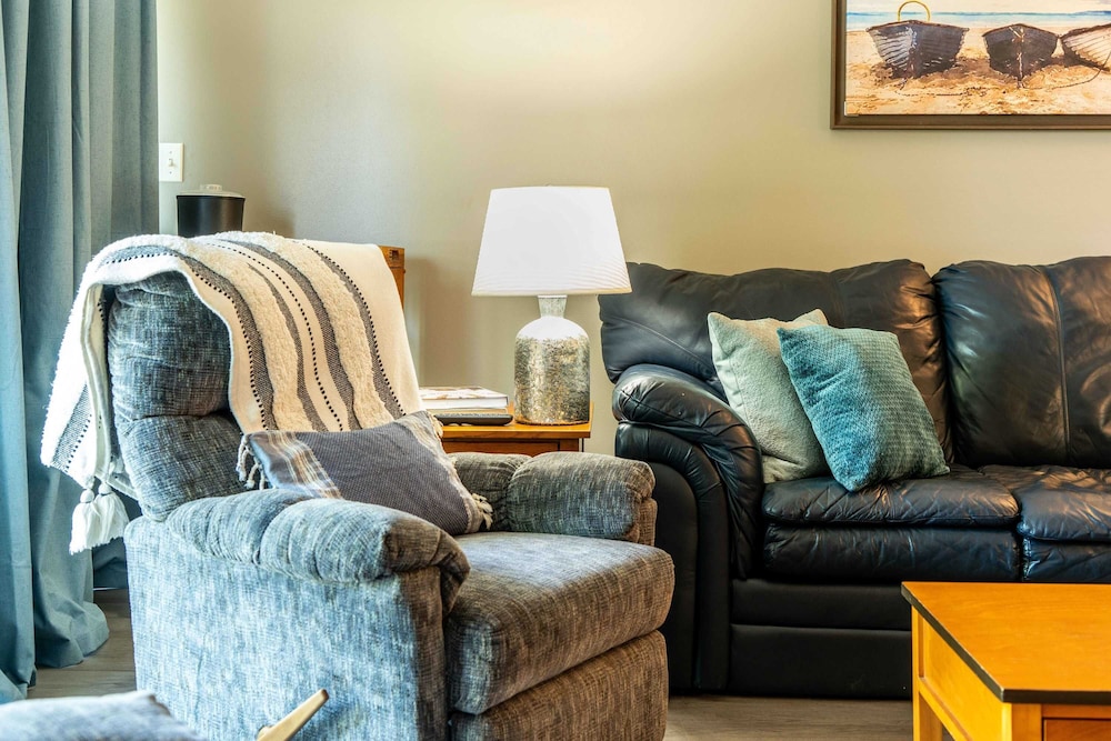 Cozy Condo at Interlaken! Stay & Play on Lake Como