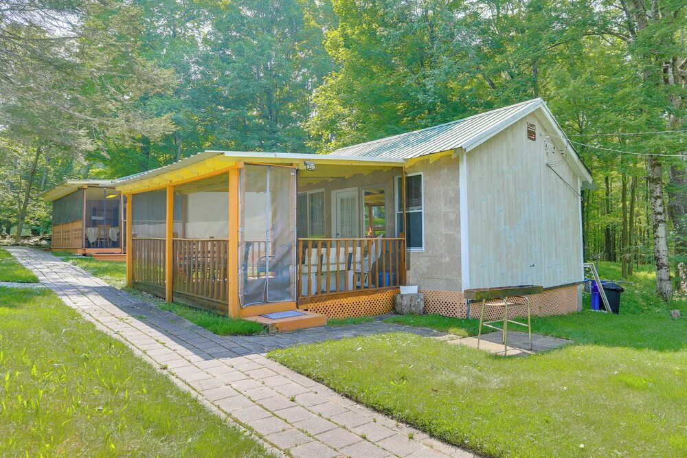 Screened Porch + Fire Pit: Cabin Near Bethel Woods