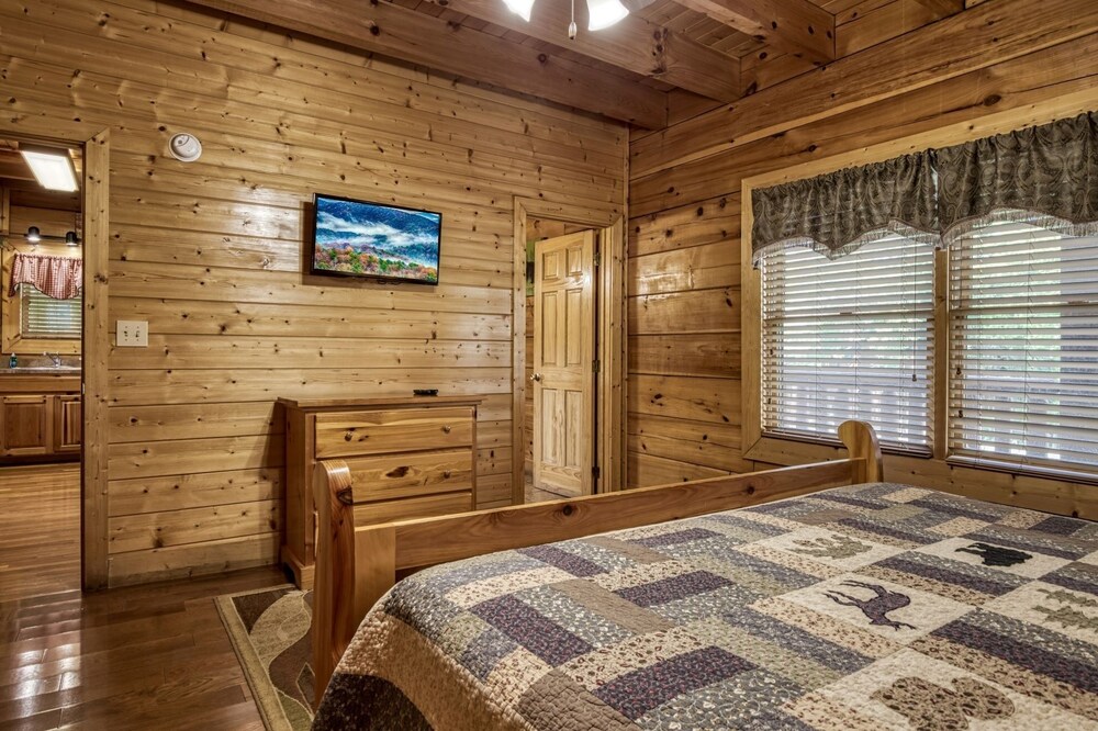 Ern849- Sweet Escape - Great Location! Close To Action! 4 Bedroom Cabin by RedAwning view 3
