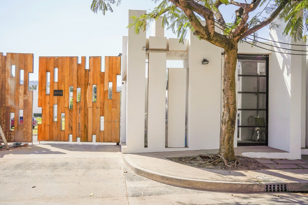 Modern House in Yautepec l Pool & Garden