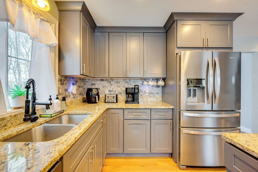 Mtn-view Gem w/ Hot Tub & Fire Pit in North Conway