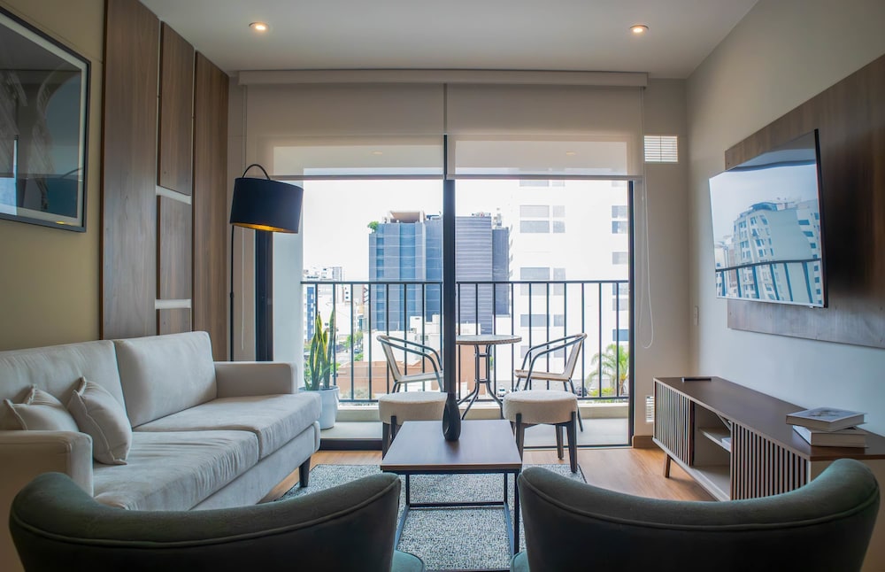 Beautiful 2BR With Fantastic Pool in Miraflores