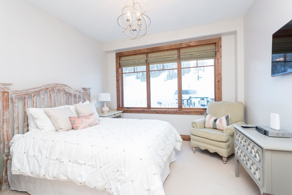 Grand Lodge - Five Bedroom #402 - Ski-in/ski-out 5 Condo