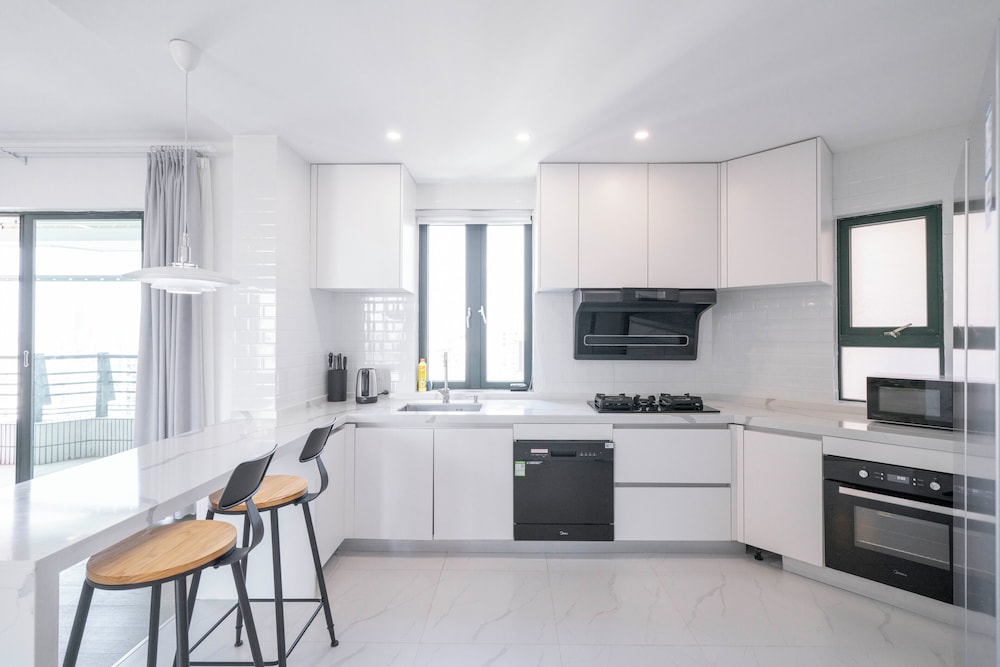 Tyms Elegant 4BR 2BA Apt in Xujiahui